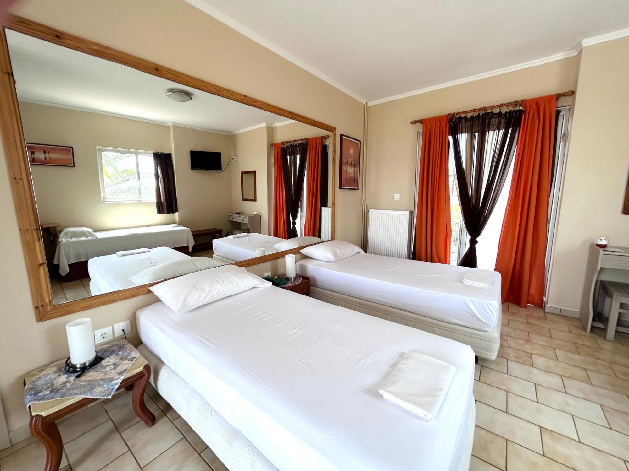 Bay Holiday Hotel & Spa Karavomilos  ภายนอก รูปภาพ