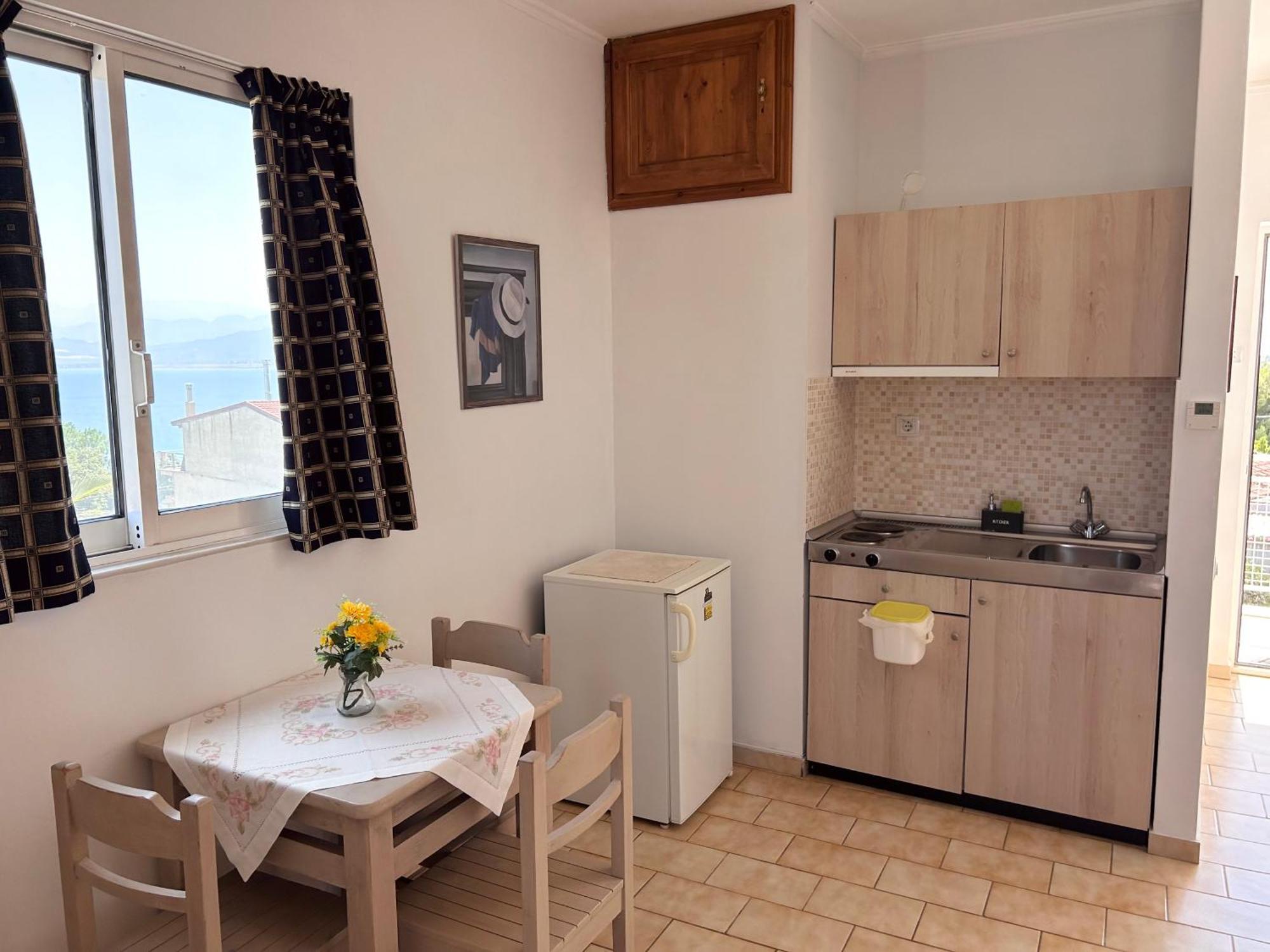 Bay Holiday Hotel & Spa Karavomilos  ภายนอก รูปภาพ