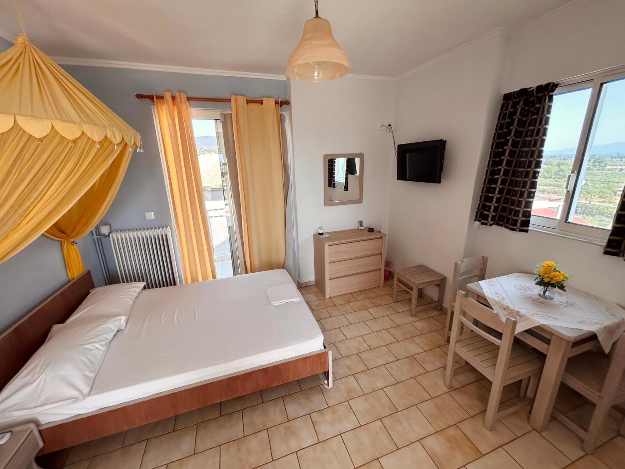 Bay Holiday Hotel & Spa Karavomilos  ภายนอก รูปภาพ