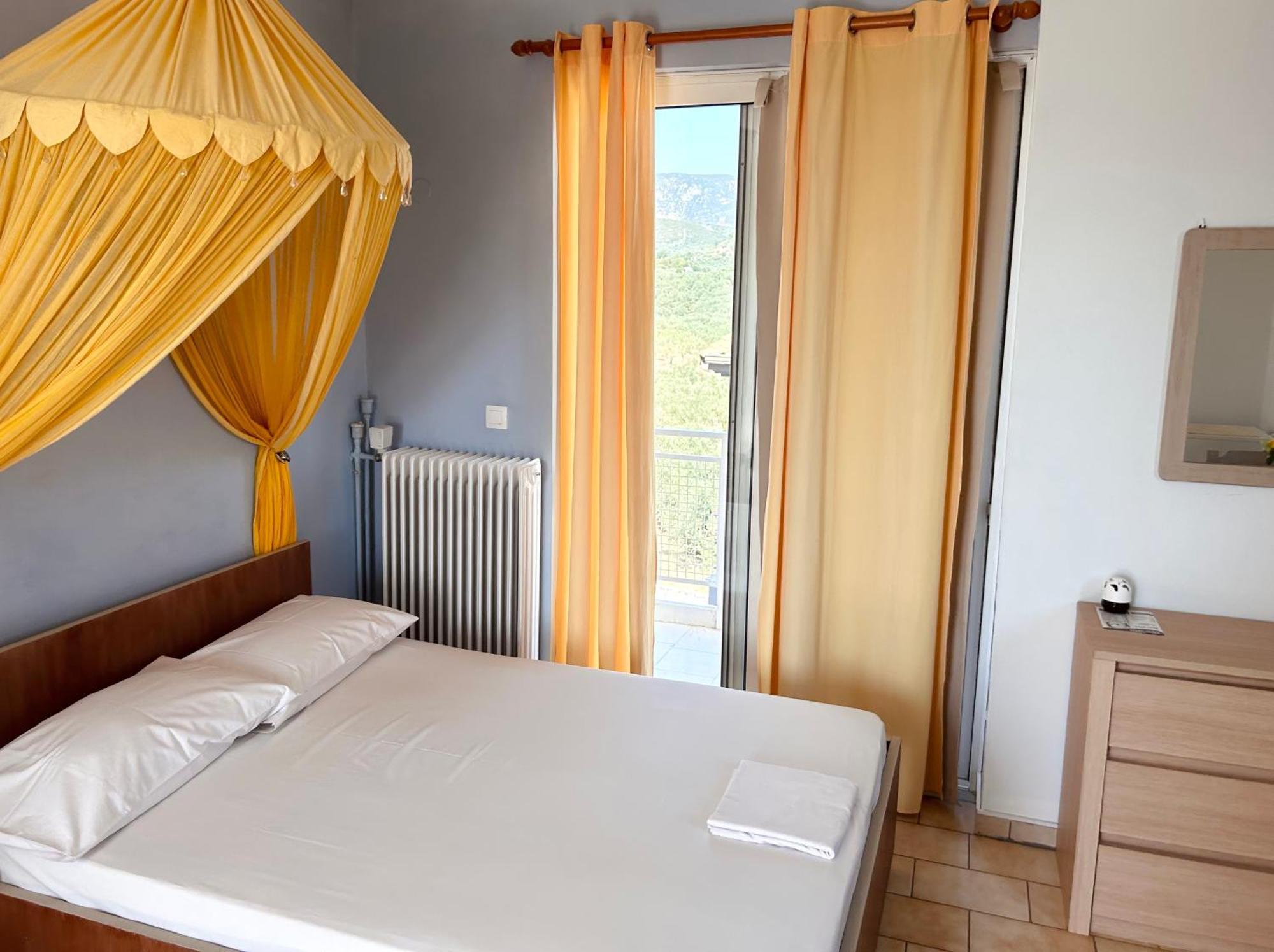 Bay Holiday Hotel & Spa Karavomilos  ภายนอก รูปภาพ