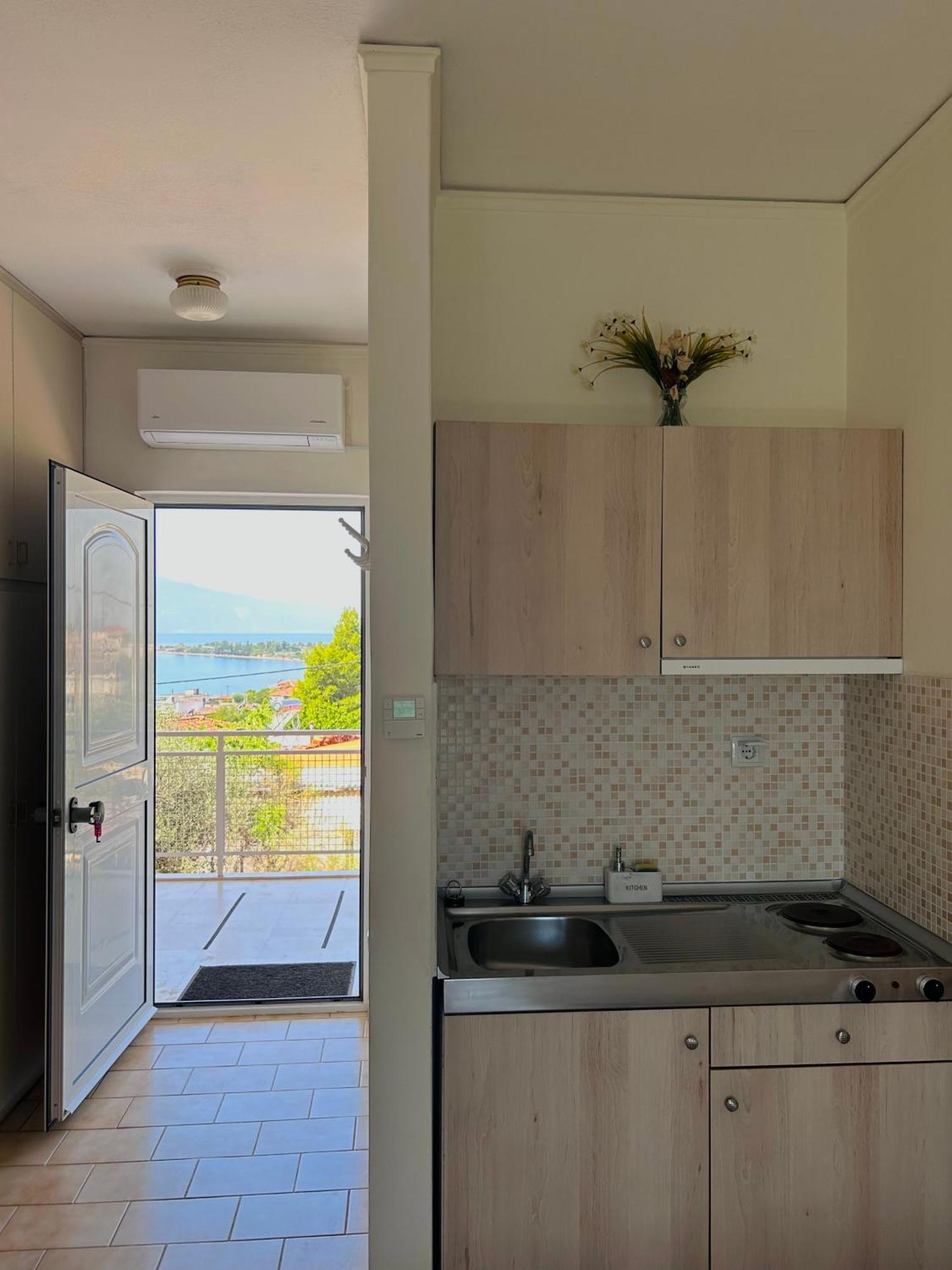 Bay Holiday Hotel & Spa Karavomilos  ภายนอก รูปภาพ