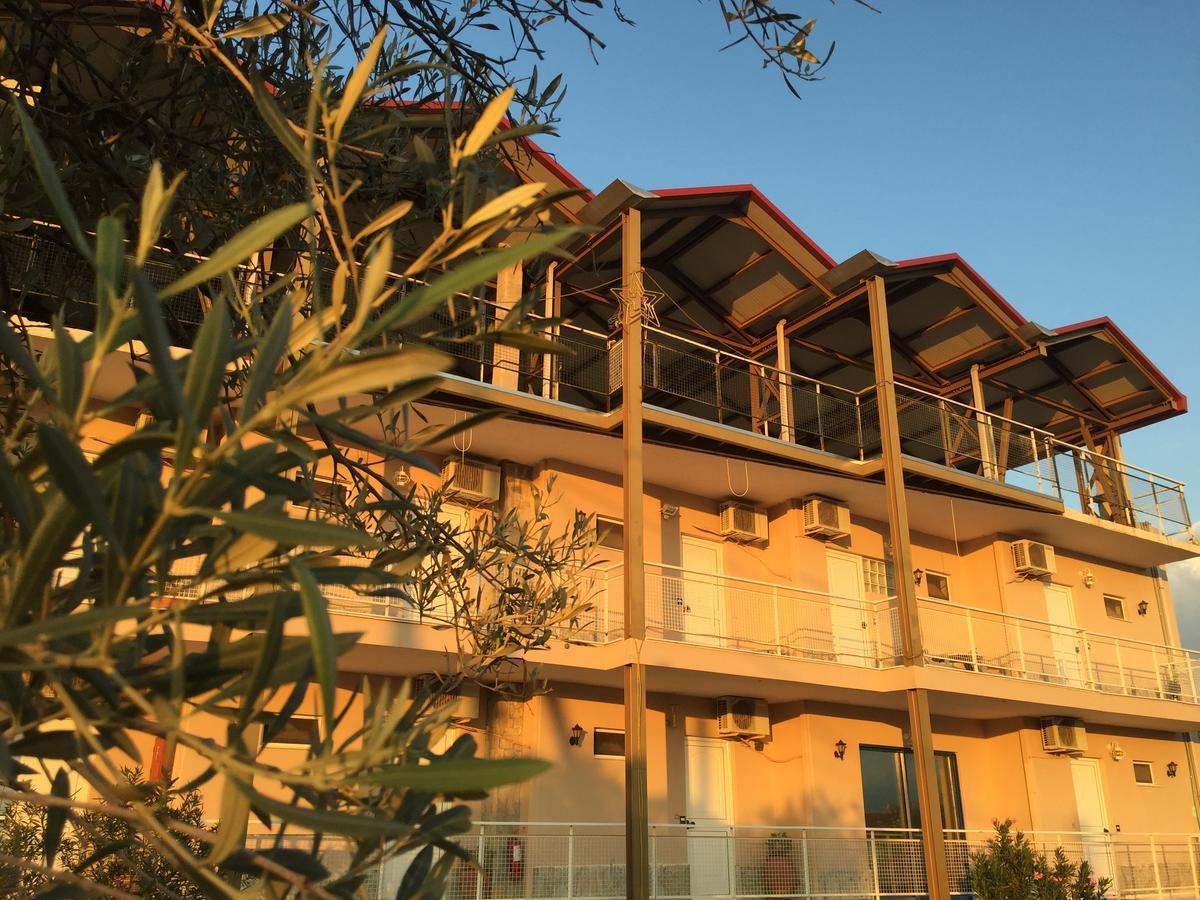 Bay Holiday Hotel & Spa Karavomilos  ภายนอก รูปภาพ